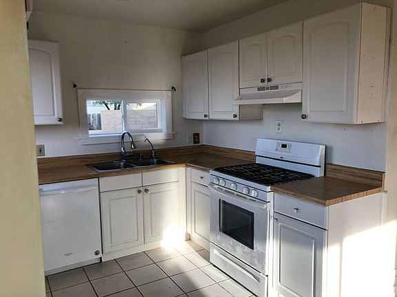 3rd image of 3055 Comstock St