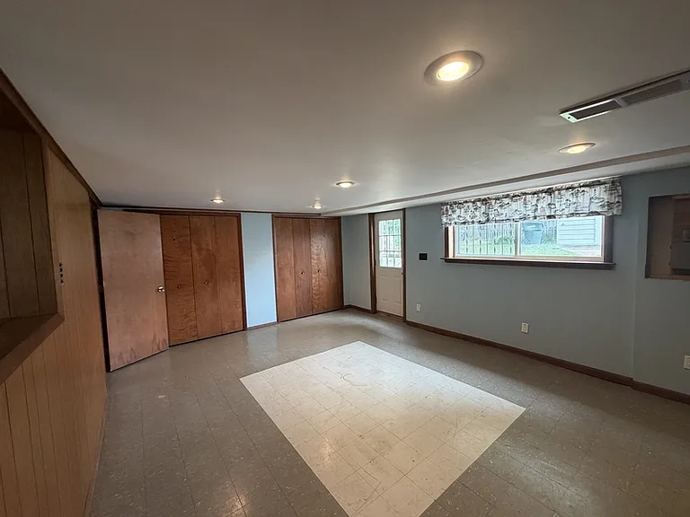 1187 Golden Gate Blvd — Photo 11