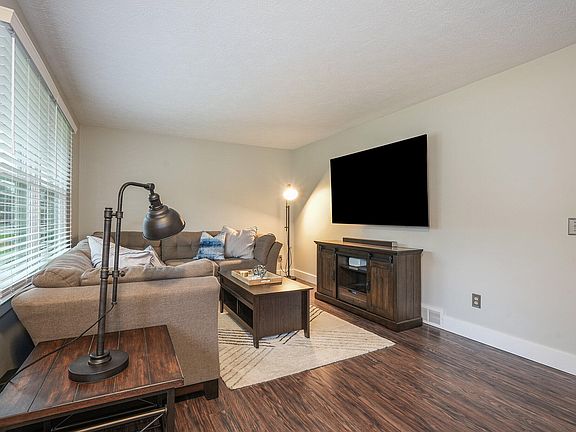 4th image of 3185 27th St SW