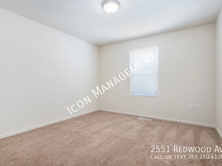 2551 Redwood Ave — Photo 14