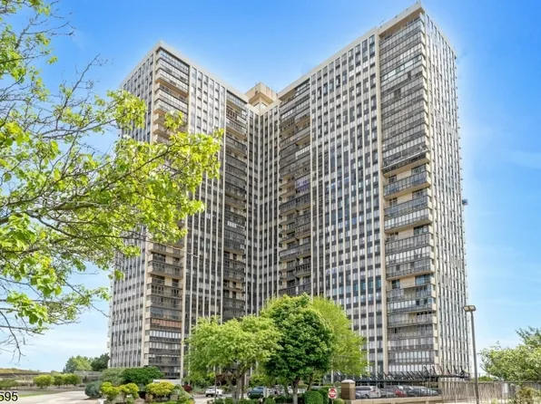 300 Winston Dr-C0214 #214, Cliffside Park Boro, NJ 07010