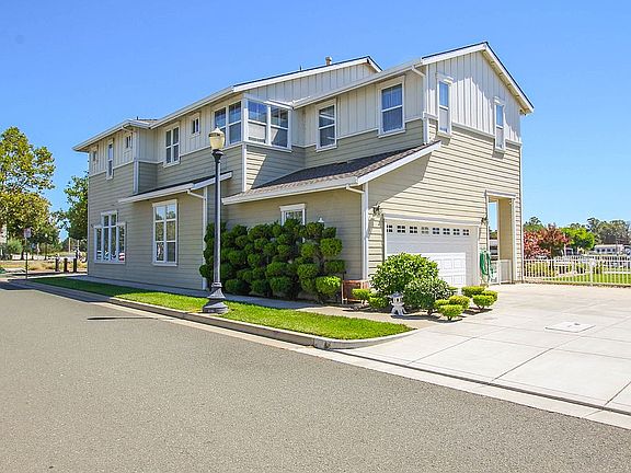 3rd image of 1001 Park Ln
