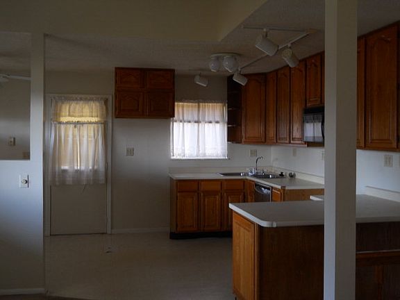 3rd image of 1070 Chateau Dr