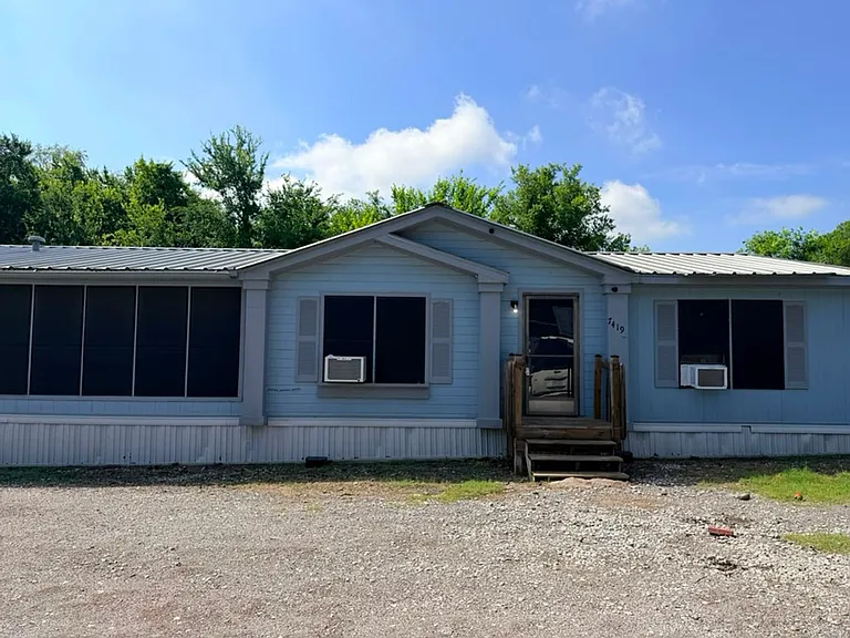 7415 Remington Rd — Photo 1