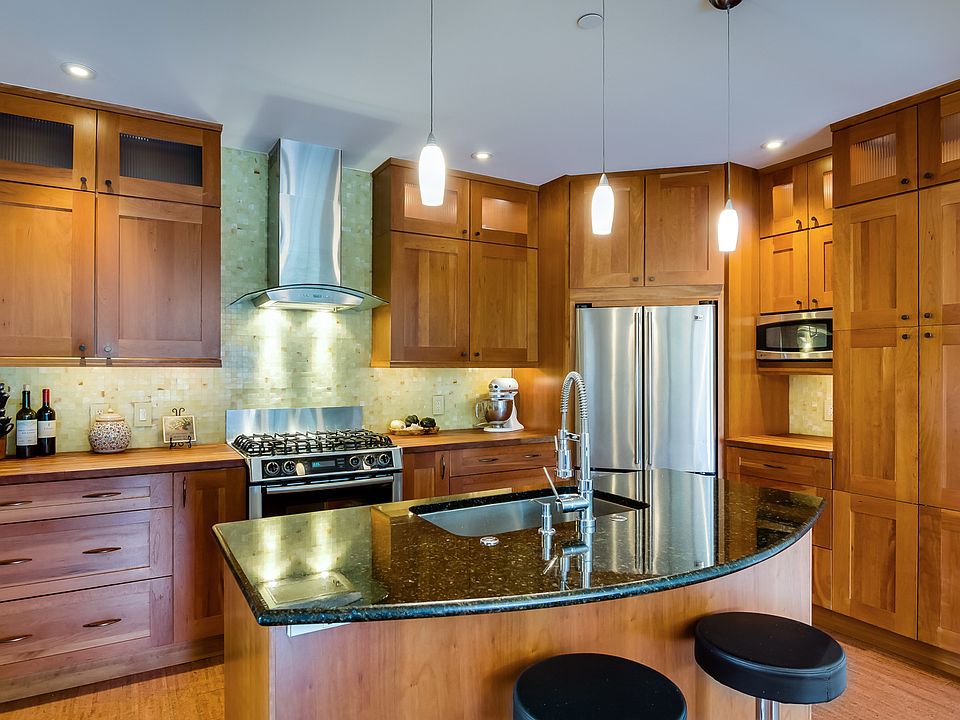 Kitchen w/ Island