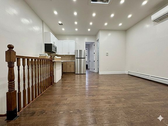 5th image of 300 Van Buren St #5