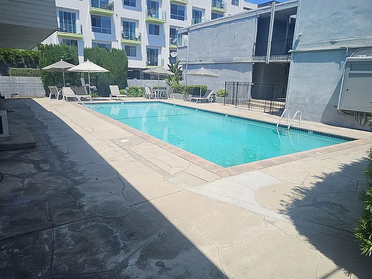 11032 Moorpark St #6 — Photo 3