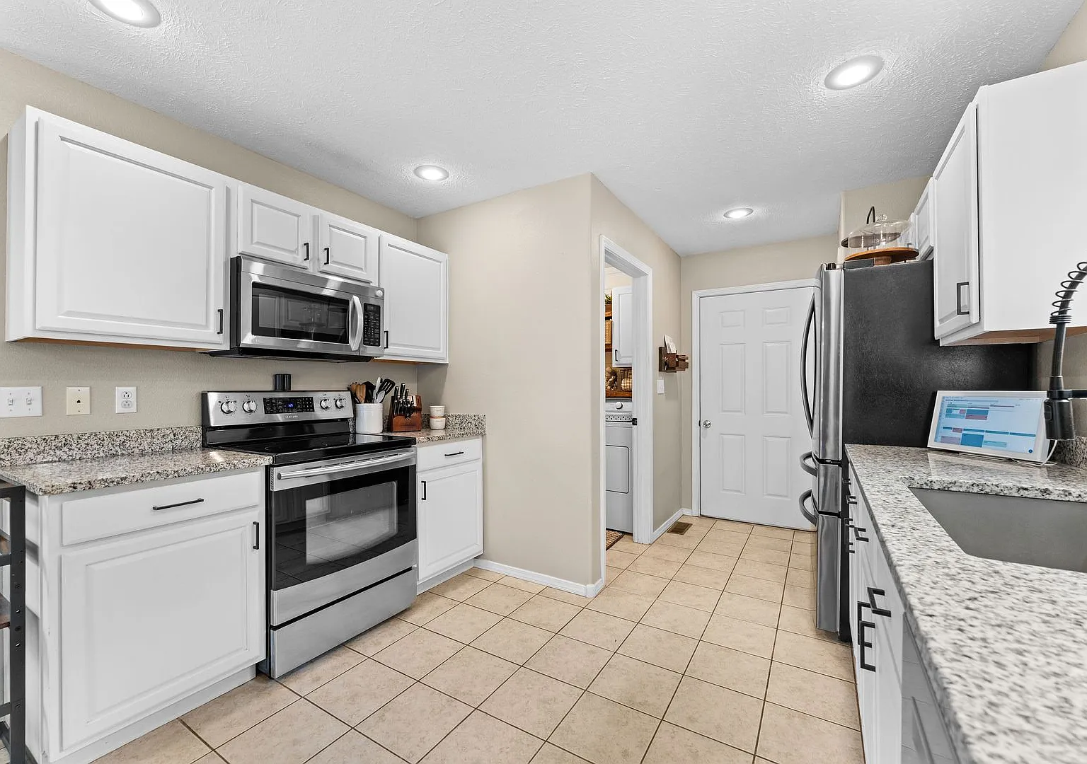 Beautifully Updated 3-Bedroom Home with 2 Baths 2 Car Garage with fenced yard — Photo 3