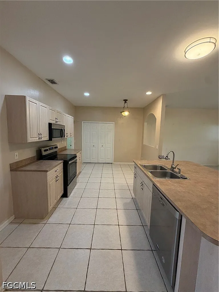 4 bed, 2.0 bath, 2173 sqft, $2,000 — Photo 4