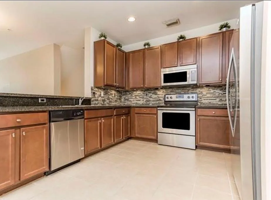 3 bed, 1600 sqft, $3,000 — Photo 4