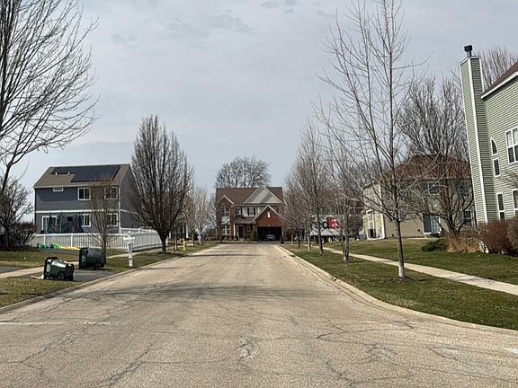 4th image of 833 Forest View Way