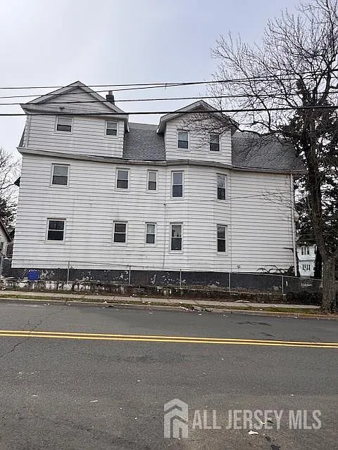 186 Linden Ave photo 1