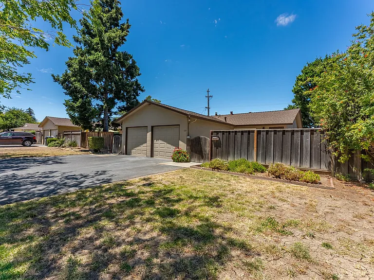 929 Gretchen Ln #929 — Photo 3