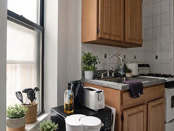 4th image of 357 W 54th St APT 24