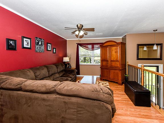 3rd image of 612 Ardmore Cir