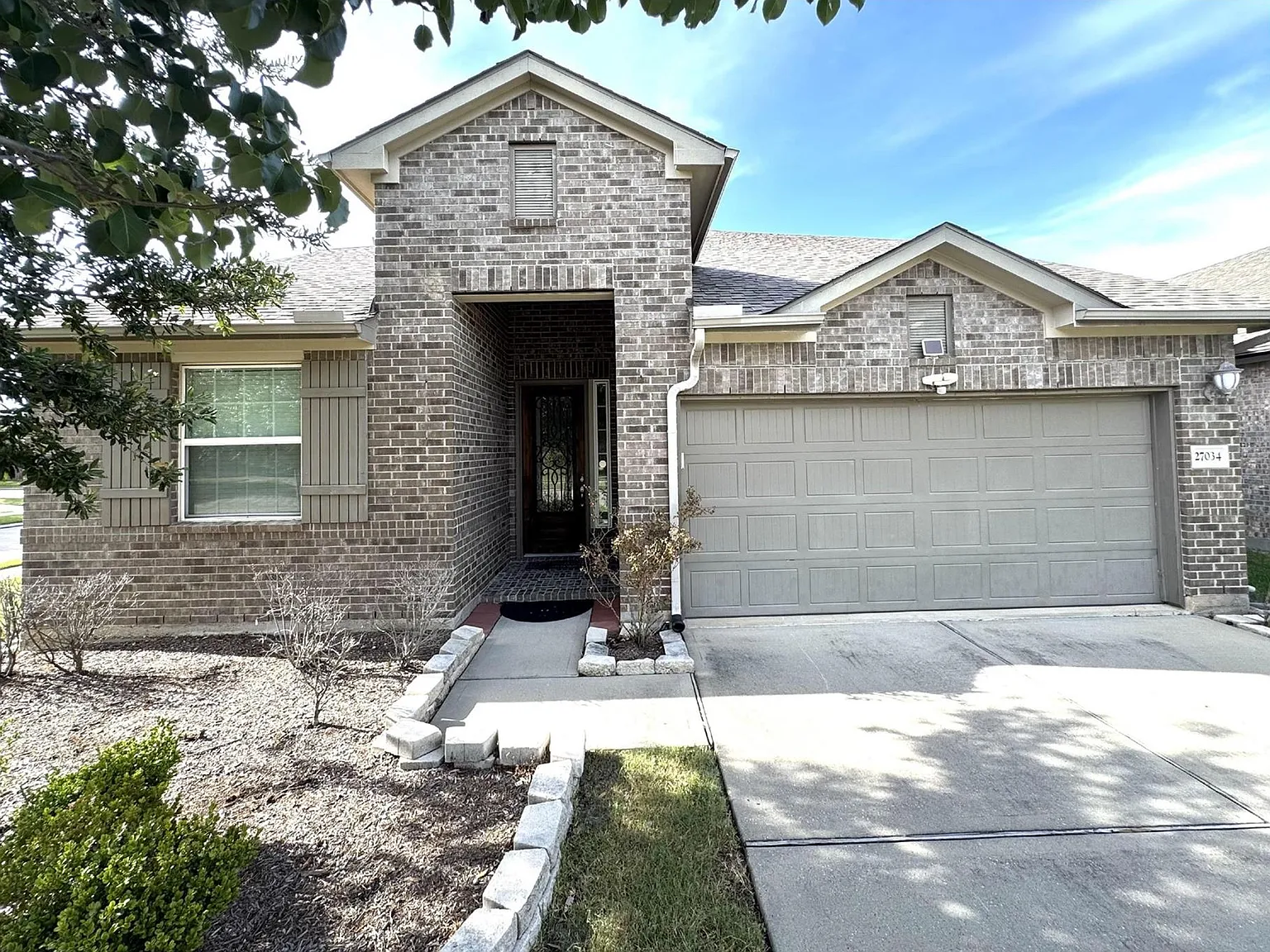 3 bed, 2.0 bath, 2635 sqft, $2,600 — Photo 2