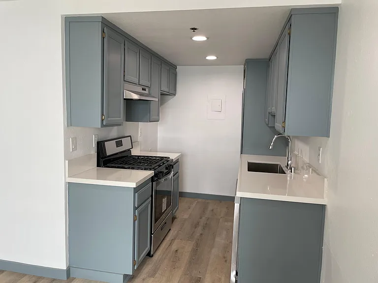 Chateau Canoga Apartments — Photo 6