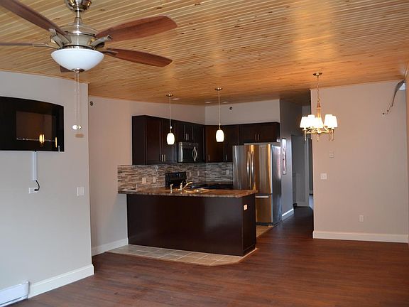 900 sq ft, 1 bedroom