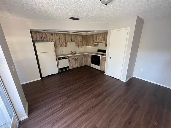 Kitchen/eat in dining