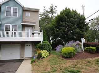 1 Miranda Ln, Stratford, CT