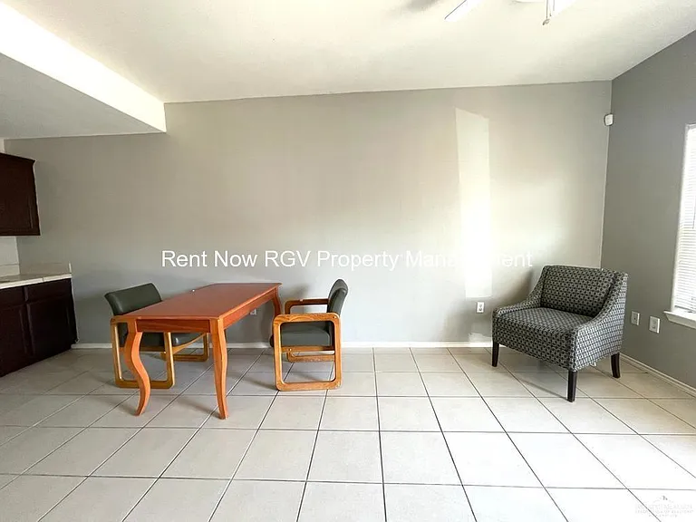 2010 Miroslava Ave #4 — Photo 10