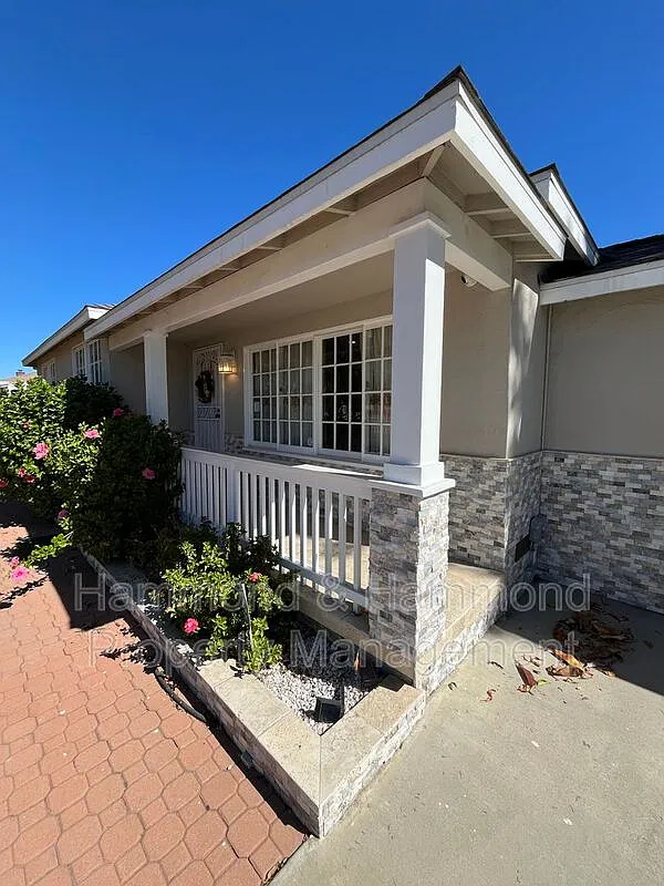 3 bed, 2.0 bath, 1471 sqft, $3,995 — Photo 4