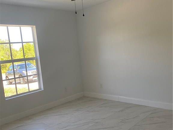 5th image of 326 Roosevelt Ave NE