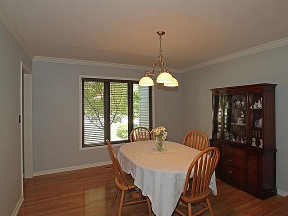 5th image of 130 S Maxwell Ct