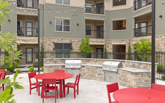 Vale Overland Park — Photo 9