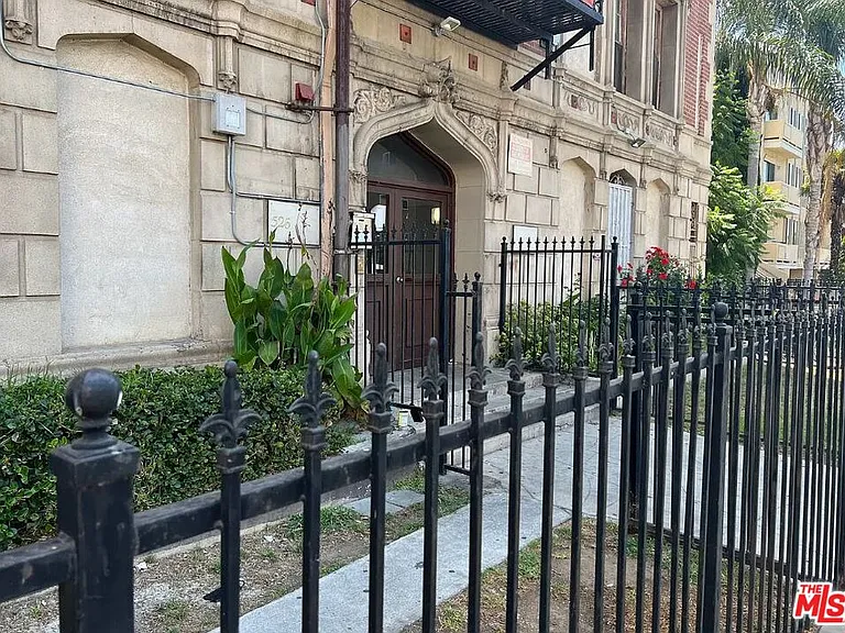 526 S Oxford Ave #100 — Photo 6