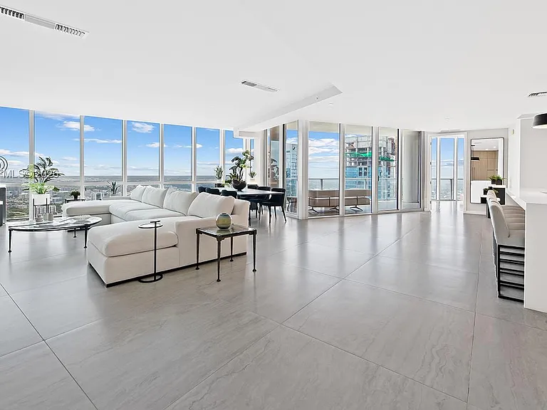 851 NE 1st Ave #Penthouse 5402 — Photo 3