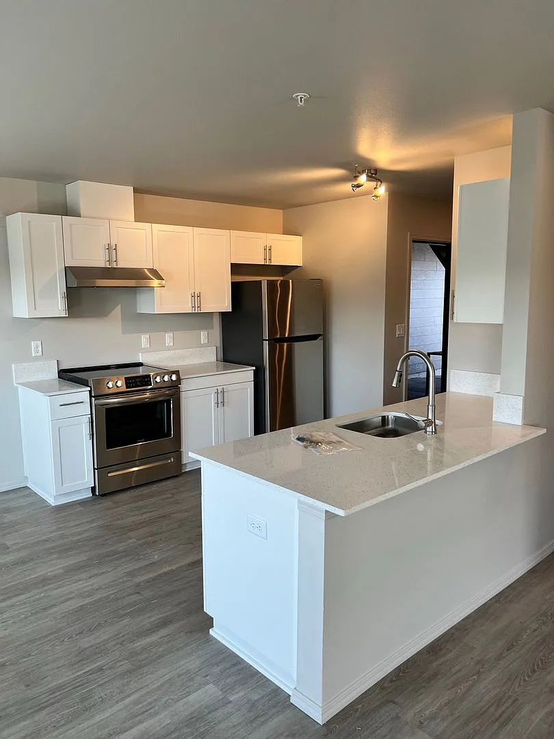 Newer Redmond Community-Accessible Unit-Deposit Special — Photo 1
