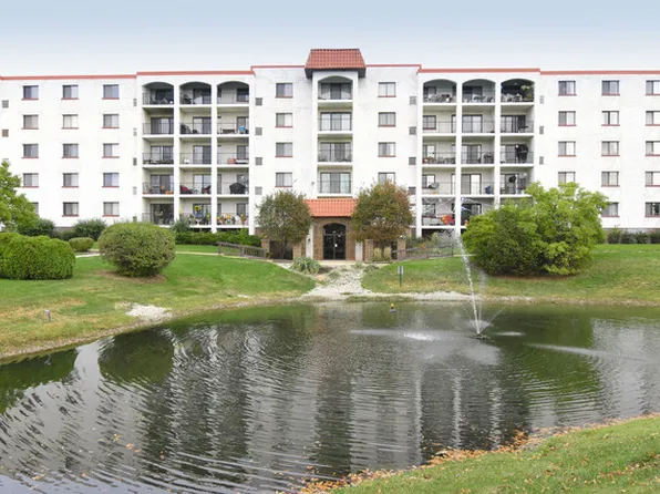 375 Plum Creek Dr #4052, Wheeling, IL 60090