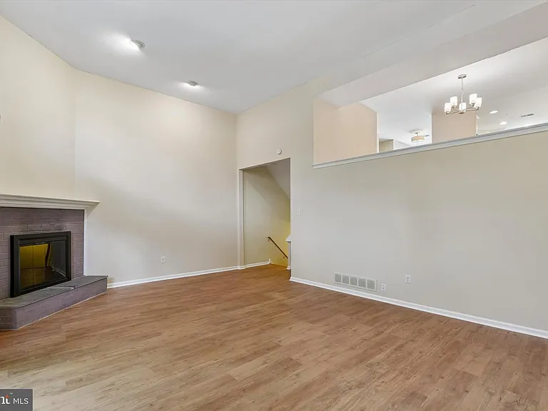 156 Eaton Dr — Photo 8