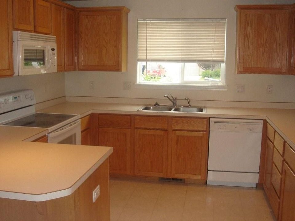 2nd image of 819 NE Negus Pl