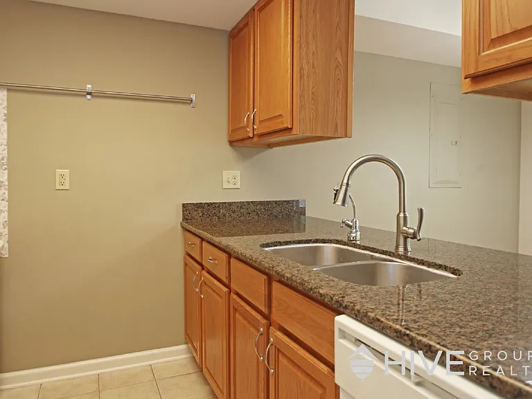 2411 Avonlea Ln — Photo 6