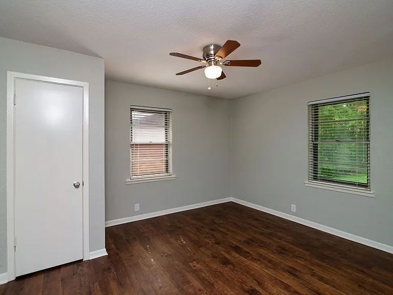 2416 Hillview Dr — Photo 15