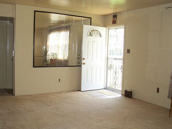 Entrance/ Living Room