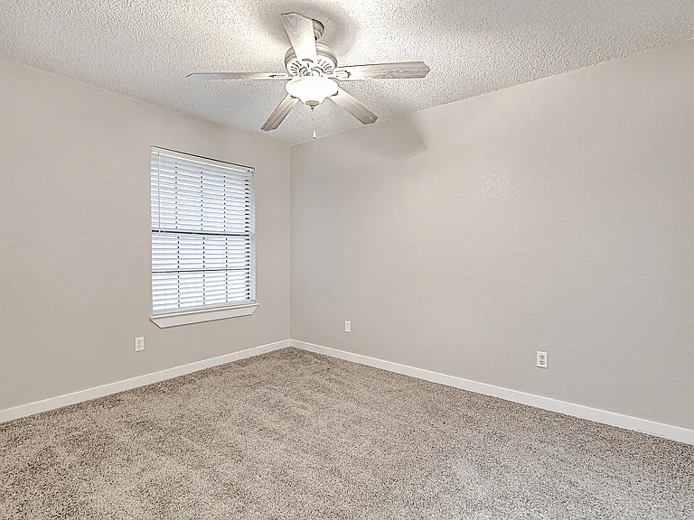 937 Springhill Dr — Photo 14