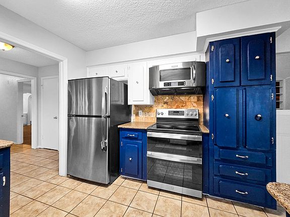 3rd image of 408 Cavender Ct
