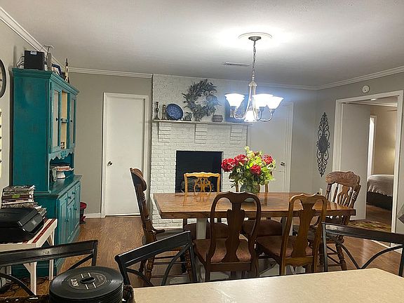 3rd image of 406 Foster Park St