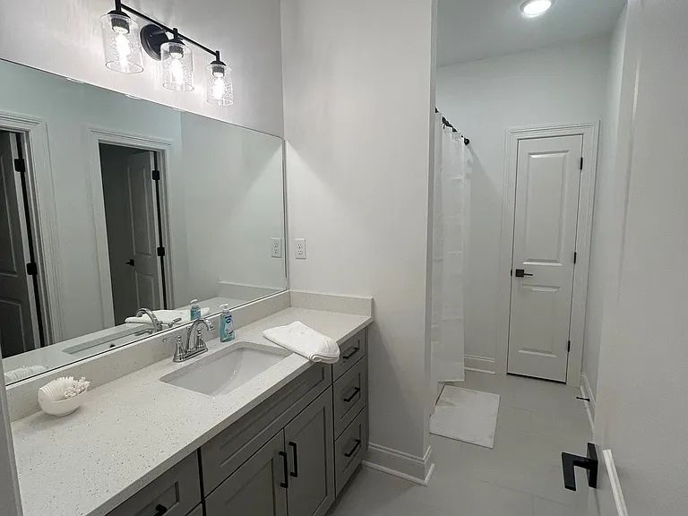 715 Southview Dr — Photo 3