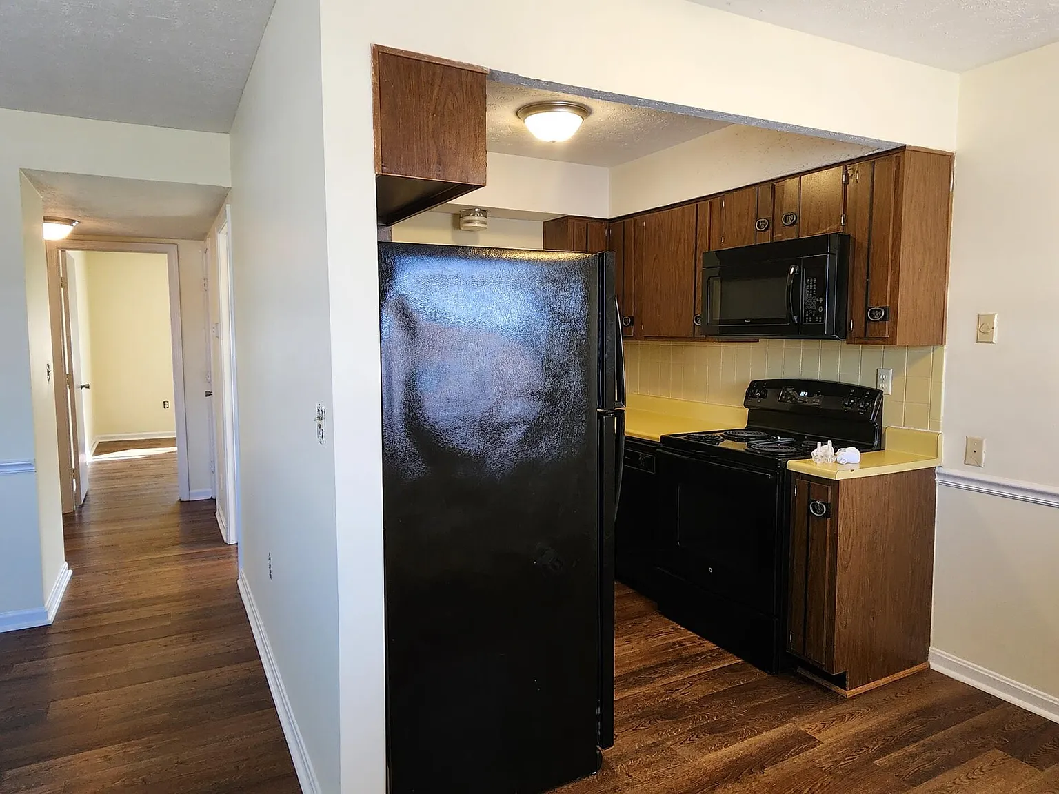 2 bed, 1.5 bath, 900 sqft, $849 — Photo 3