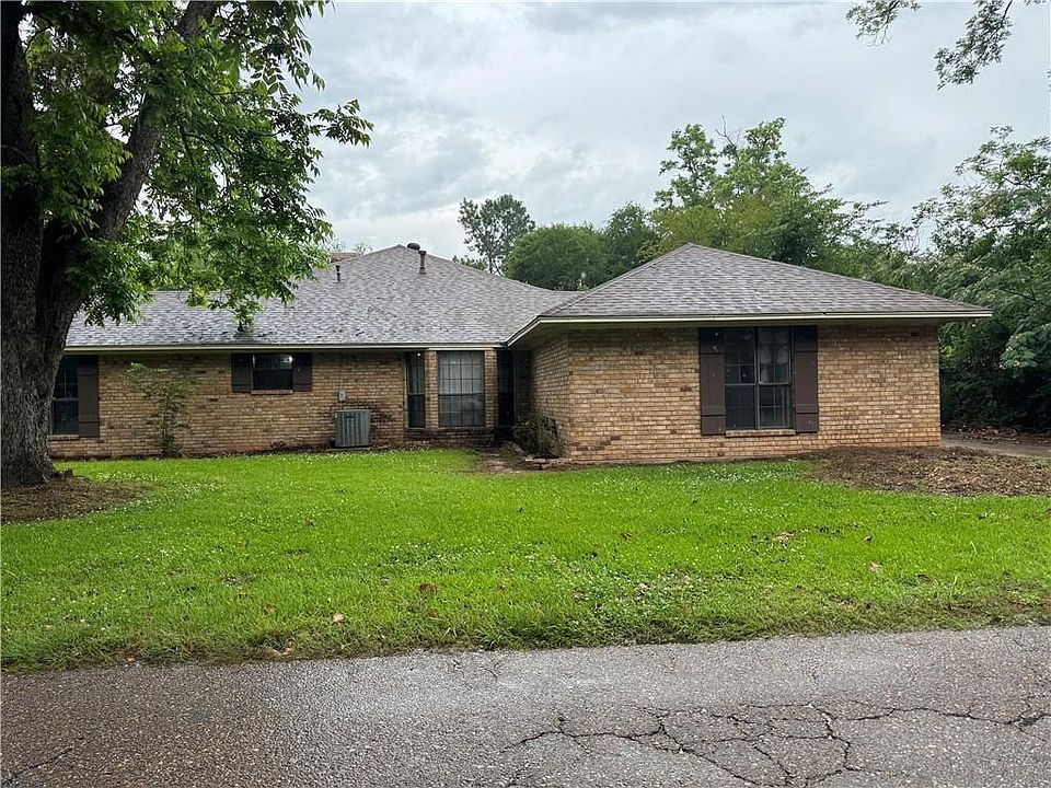 2nd image of 901 Harling Ln