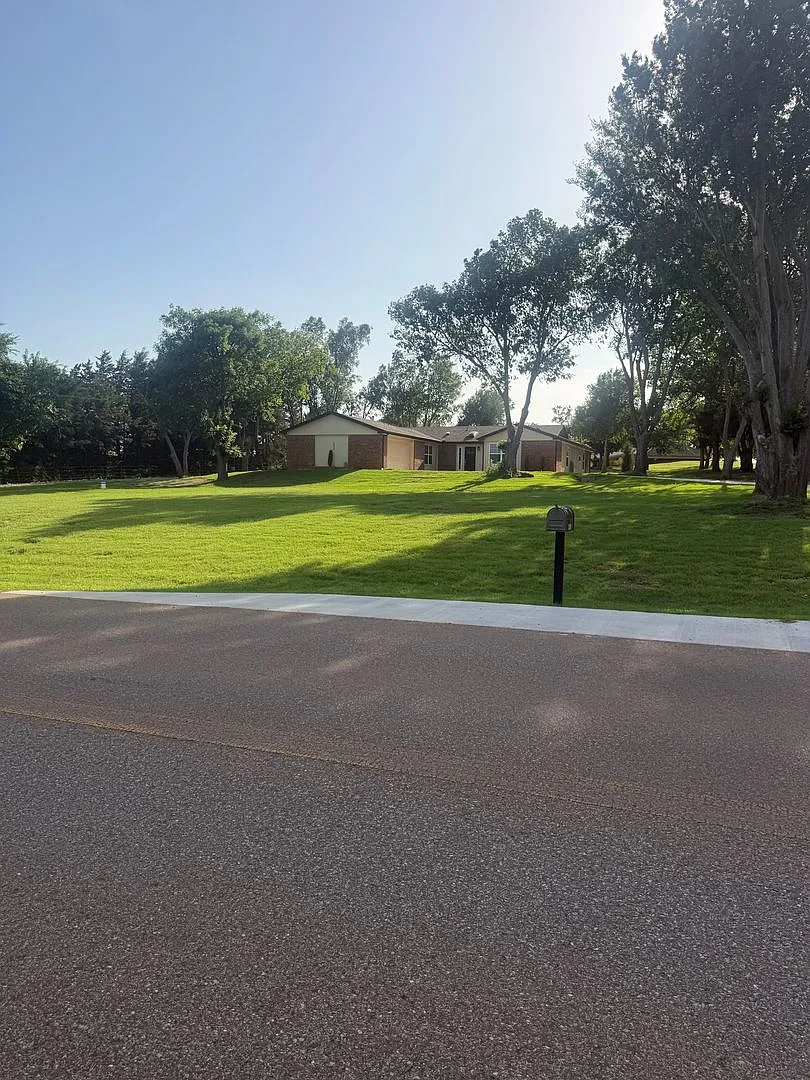 Beautiful Home on 1.25 Acres in Edmond for Lease — Photo 3