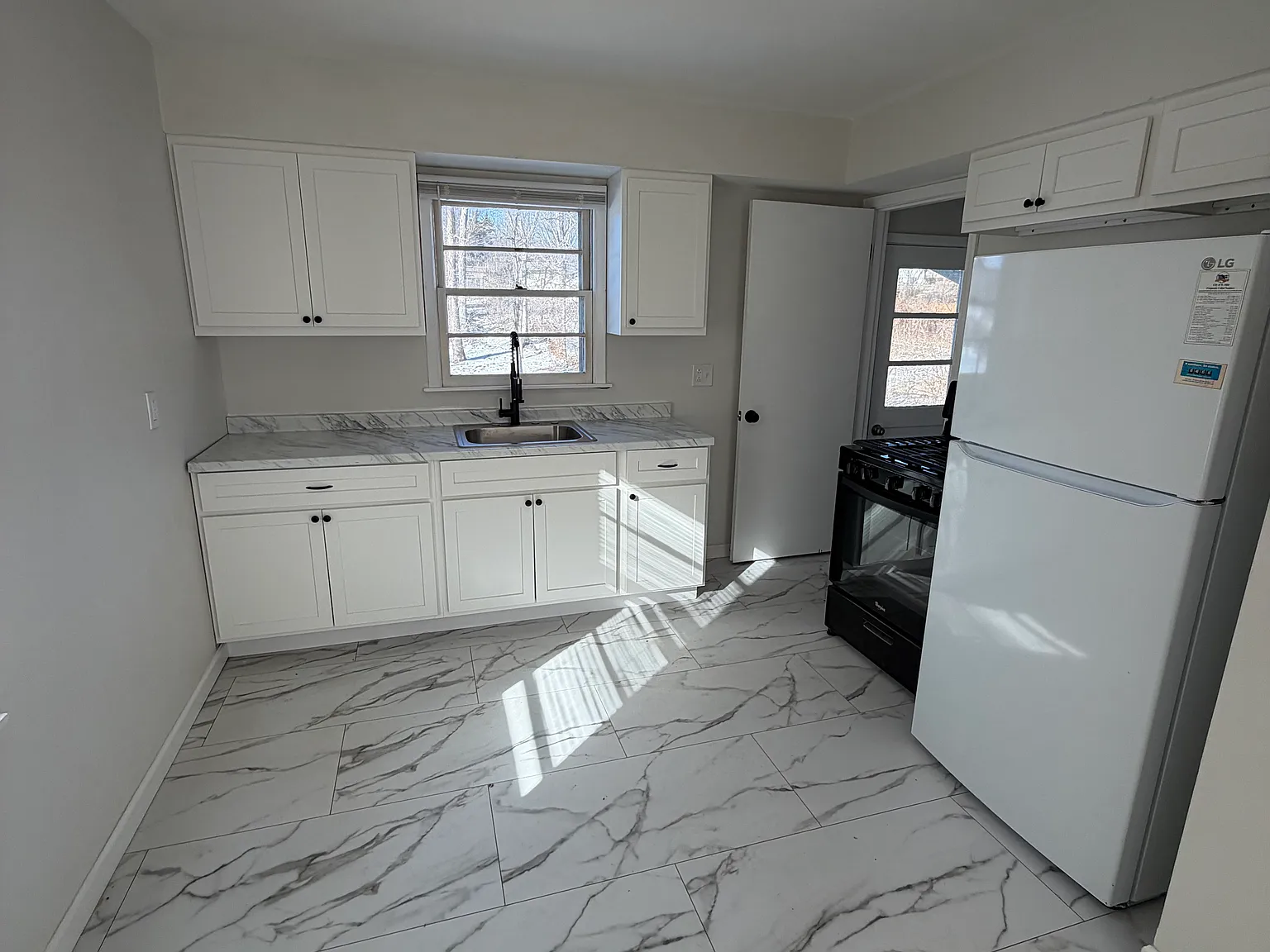3 bed, 900 sqft, $1,495 — Photo 4