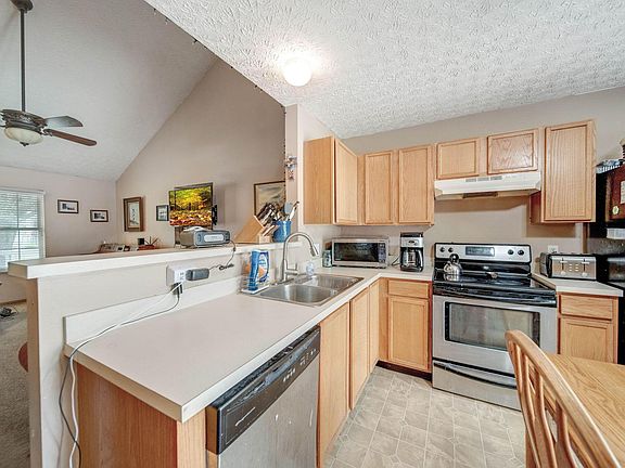 4th image of 616 Penn St #65