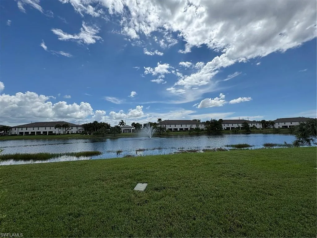2 bed, 2.5 bath, 1425 sqft, $2,200 — Photo 2