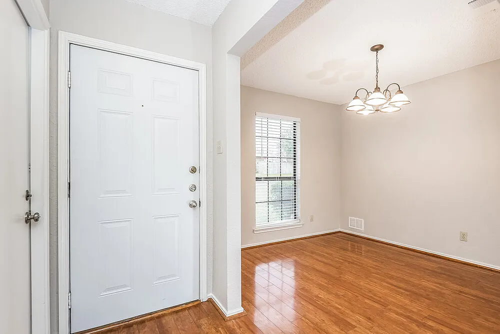 3 bed, 2.0 bath, 1301 sqft, $1,945 — Photo 3