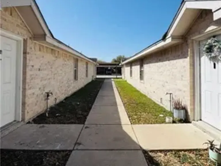 2208 W Candlelight Ln — Photo 2